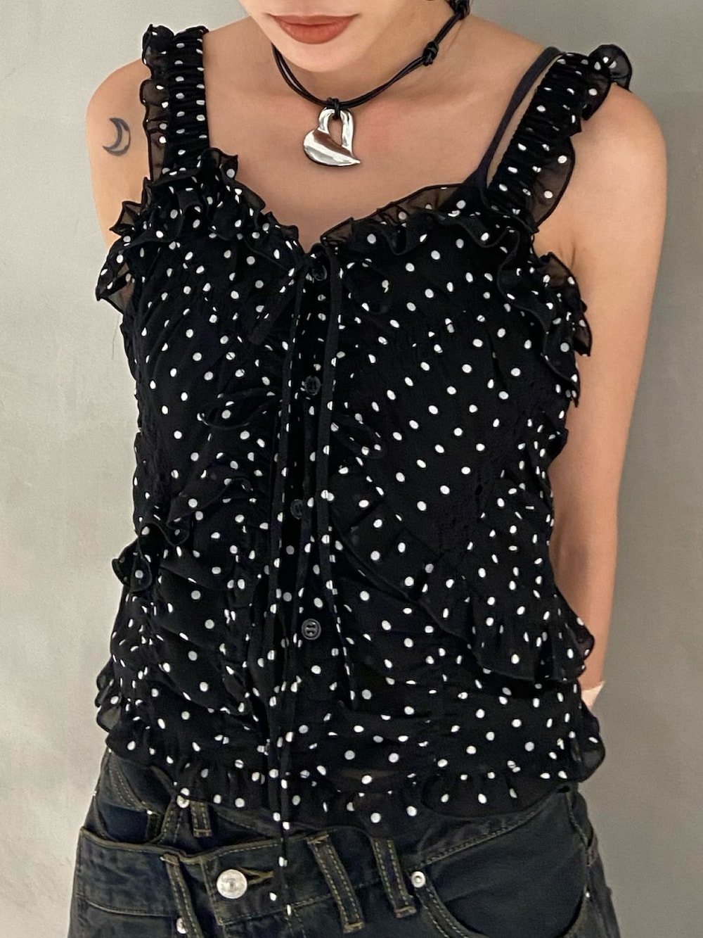 その他のキャミソール、ブルー系のデニムパンツ、ブラック系のサンダルを着用したレディースの夏コーディネートの2枚目の写真