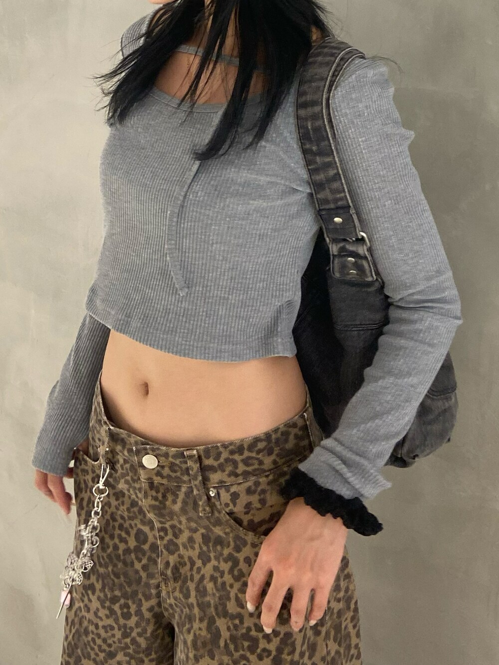 グレー系のTシャツ/カットソー、ブラック系のトートバッグ、ブラウン系のデニムパンツを着用したレディースの秋コーディネートの2枚目の写真