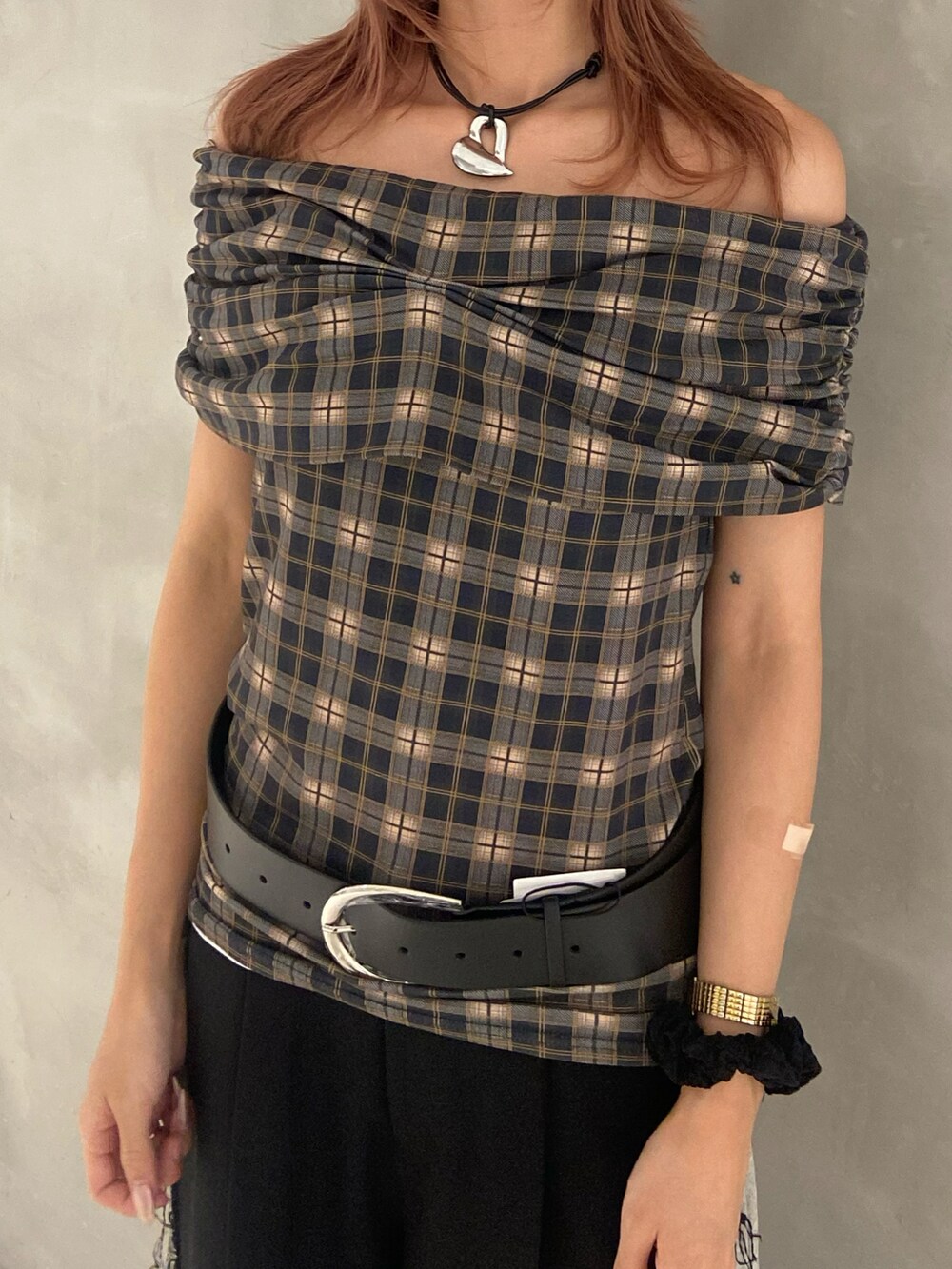 ブラック系のスラックス、ブラック系のTシャツ/カットソー、ブラック系のベルトを着用したレディースの夏コーディネートの2枚目の写真