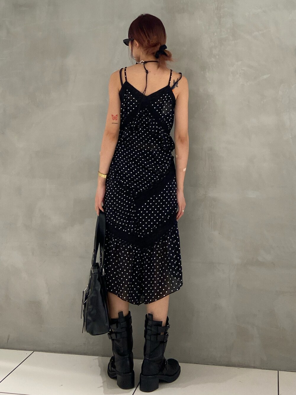 その他のワンピース、ブラック系のブーツ、ブラック系のショルダーバッグを着用したレディースの夏コーディネートの3枚目の写真