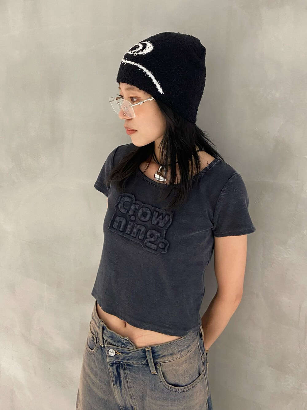 ブラック系のTシャツ/カットソー、ブルー系のデニムパンツ、ブラック系のスニーカーを着用したレディースの夏コーディネートの2枚目の写真