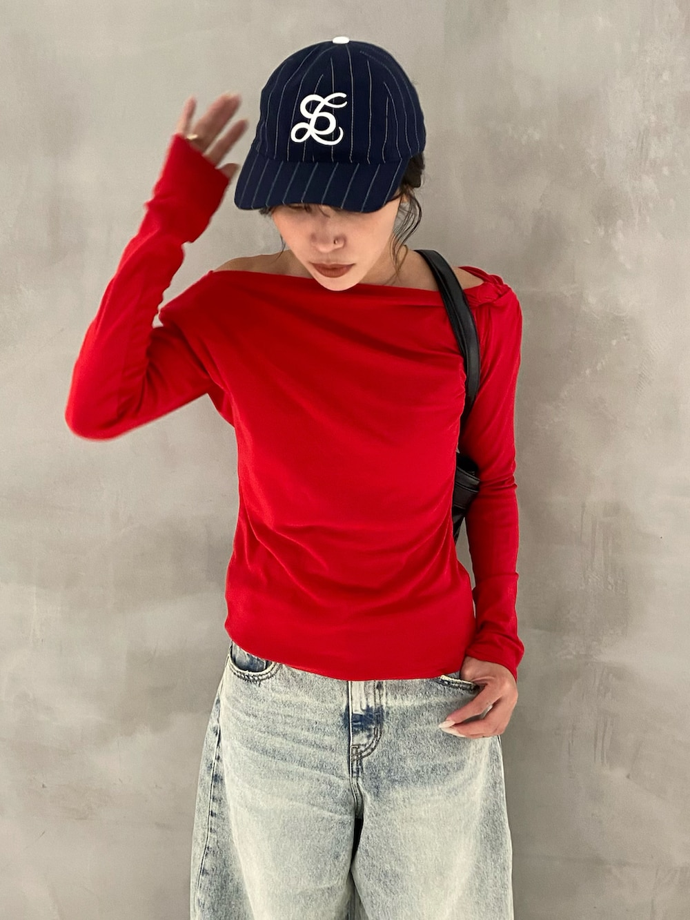 レッド系のTシャツ/カットソー、その他のバレエシューズ、ブルー系のデニムパンツを着用したレディースの秋コーディネートの2枚目の写真