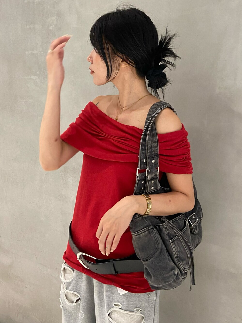 レッド系のTシャツ/カットソー、グレー系のスウェットパンツ、ブラック系のトートバッグを着用したレディースの夏コーディネートの2枚目の写真