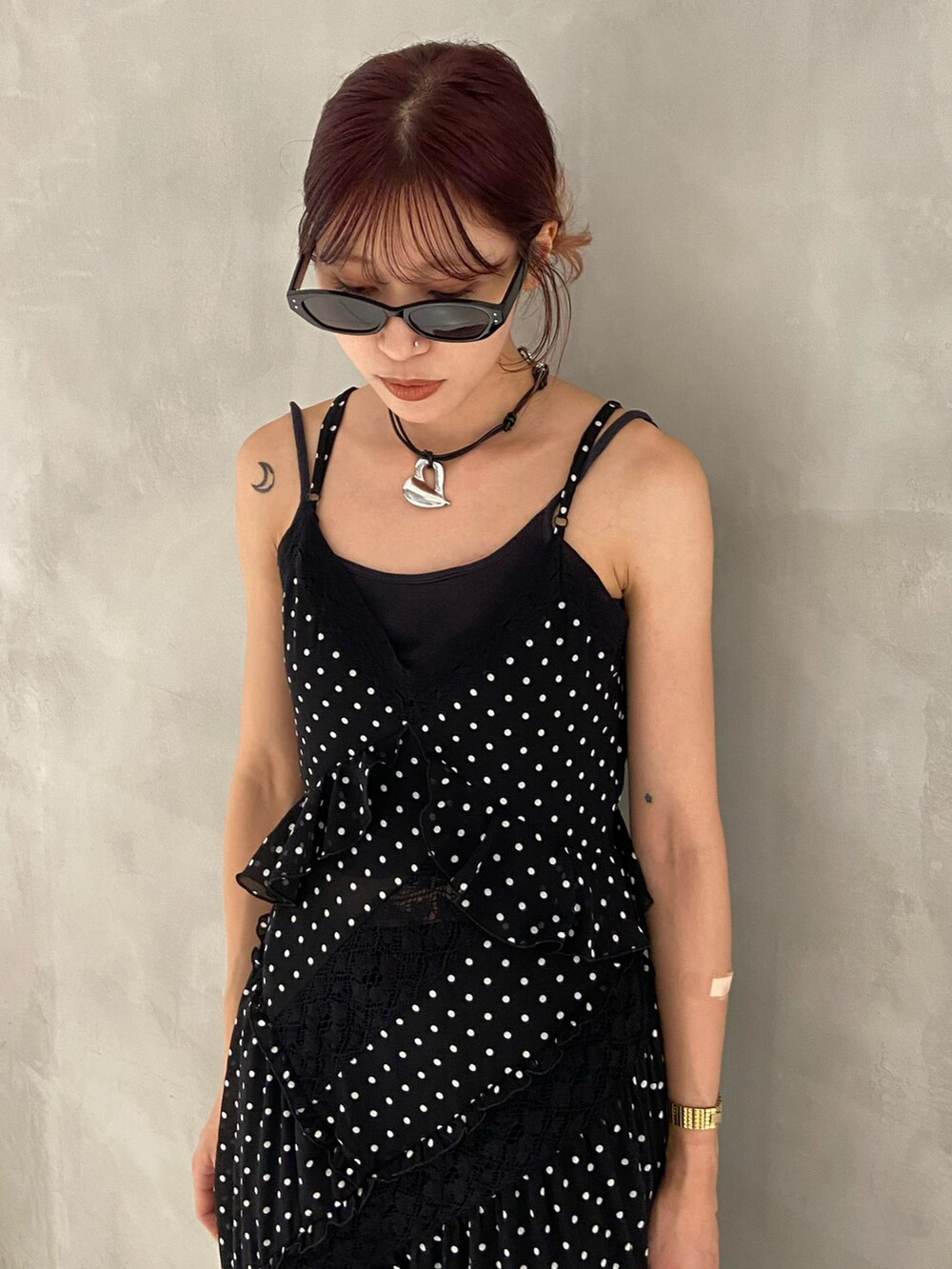 その他のワンピース、ブラック系のブーツ、ブラック系のショルダーバッグを着用したレディースの夏コーディネートの2枚目の写真