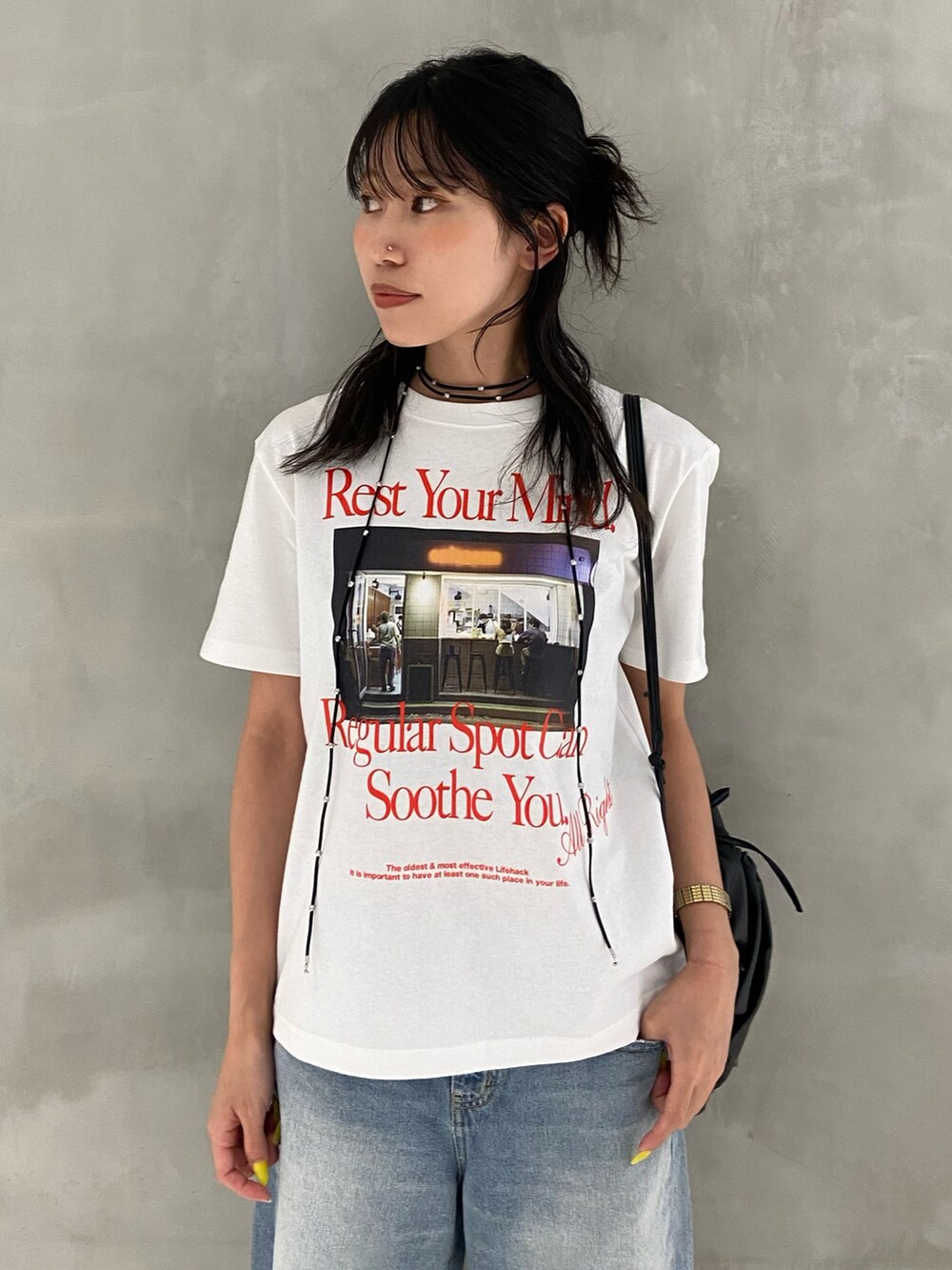 ホワイト系のTシャツ/カットソー、ブルー系のデニムパンツ、ブラック系のブーツを着用したレディースの夏コーディネートの2枚目の写真