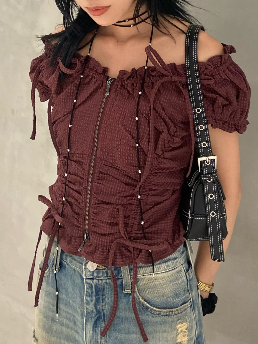 レッド系のシャツ/ブラウス、ブルー系のデニムパンツ、ブラック系のショルダーバッグを着用したレディースの夏コーディネートの2枚目の写真