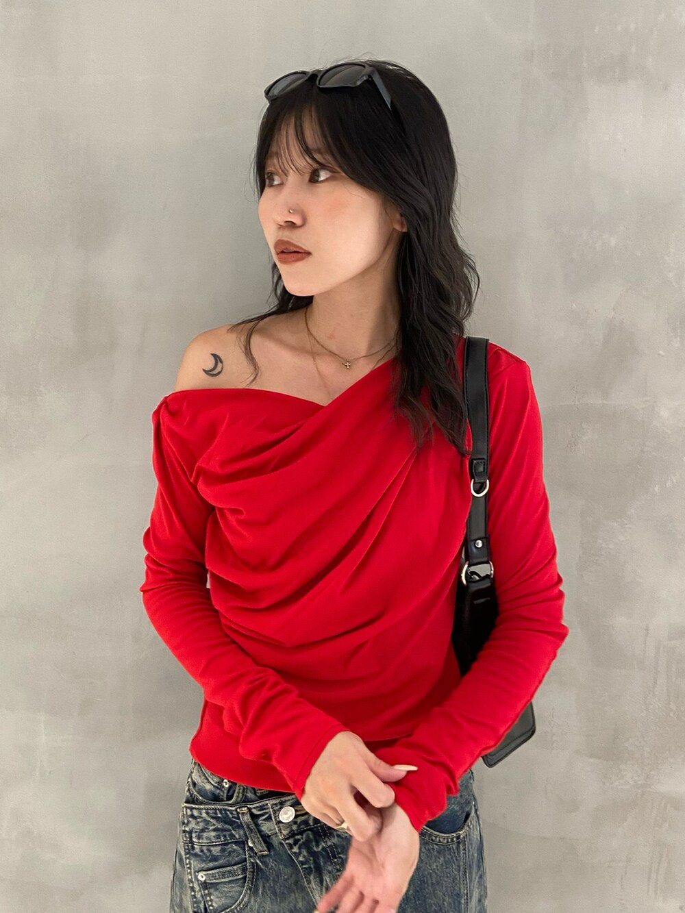 レッド系のTシャツ/カットソー、ブルー系のデニムパンツ、ブラック系のブーツを着用したレディースの夏コーディネートの2枚目の写真