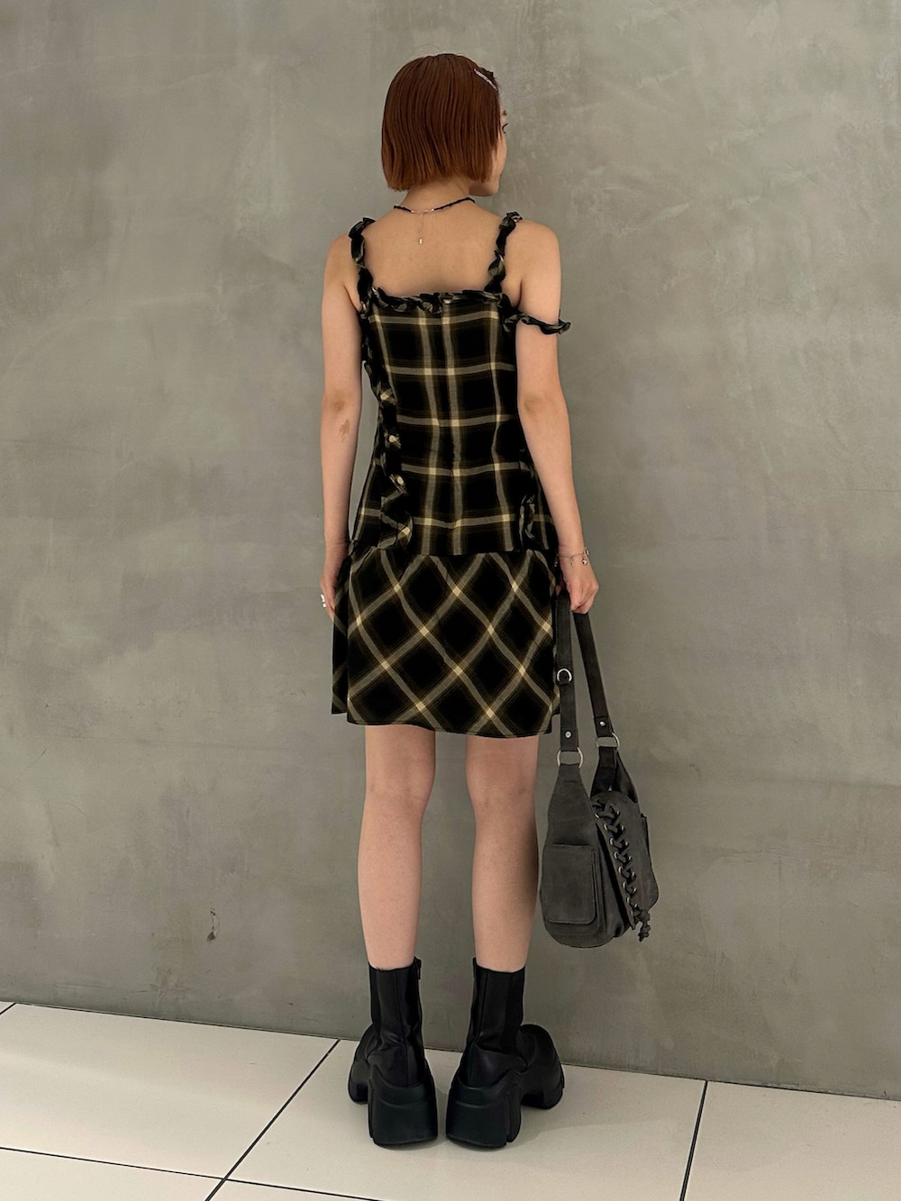 「ガーリー、デートコーデ、カジュアル、チェックワンピース、低身長、低身長コーデ、キャミワンピ、ワンピース、大人女子、夏コーデ、大人コーデ」｜「SLYのRIBBON MOTIF N/C リボンモチーフ ネックレス（ネックレス、ブラック系）」を使った、AYANEさん（骨格ウェーブ・レディース・155cm）の夏コーディネートの3枚目の写真