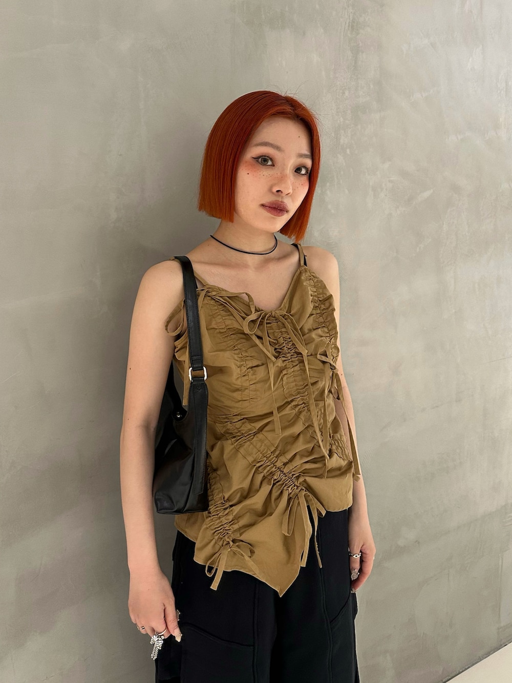 ブラック系のパンプス、ベージュ系のキャミソール、ブラック系のスウェットパンツを着用したレディースの夏コーディネートの3枚目の写真