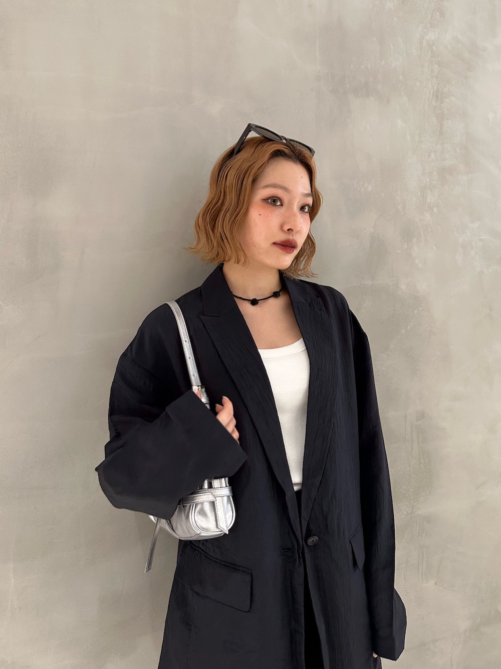 「低身長コーデ、ブラック、ブラックコーデ、モード、ジャケット、カジュアルコーデ、セットアップ」｜「SLYのEDGE FRAME EYE WEAR エッジ フレーム アイウェア サングラス（サングラス、ブラック系）」を使った、AYANEさん（骨格ウェーブ・レディース・155cm）の春コーディネートの3枚目の写真