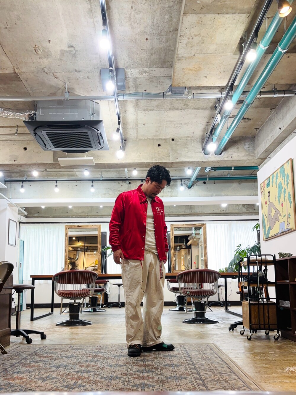 「古着、古着MIX、古着コーデ」｜「VINTAGEのアイテム（ジャケット/アウター、レッド系）」を使った、澤田恭平(美容師)さん（メンズ・176cm）の春コーディネートの2枚目の写真