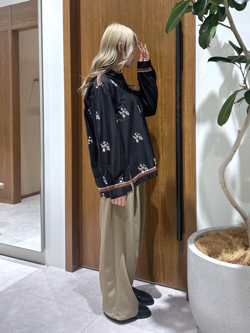 ブラック系のローファー、ブラウン系のその他パンツ、ブラック系のシャツ/ブラウスを着用したレディースの冬コーディネートの2枚目の写真