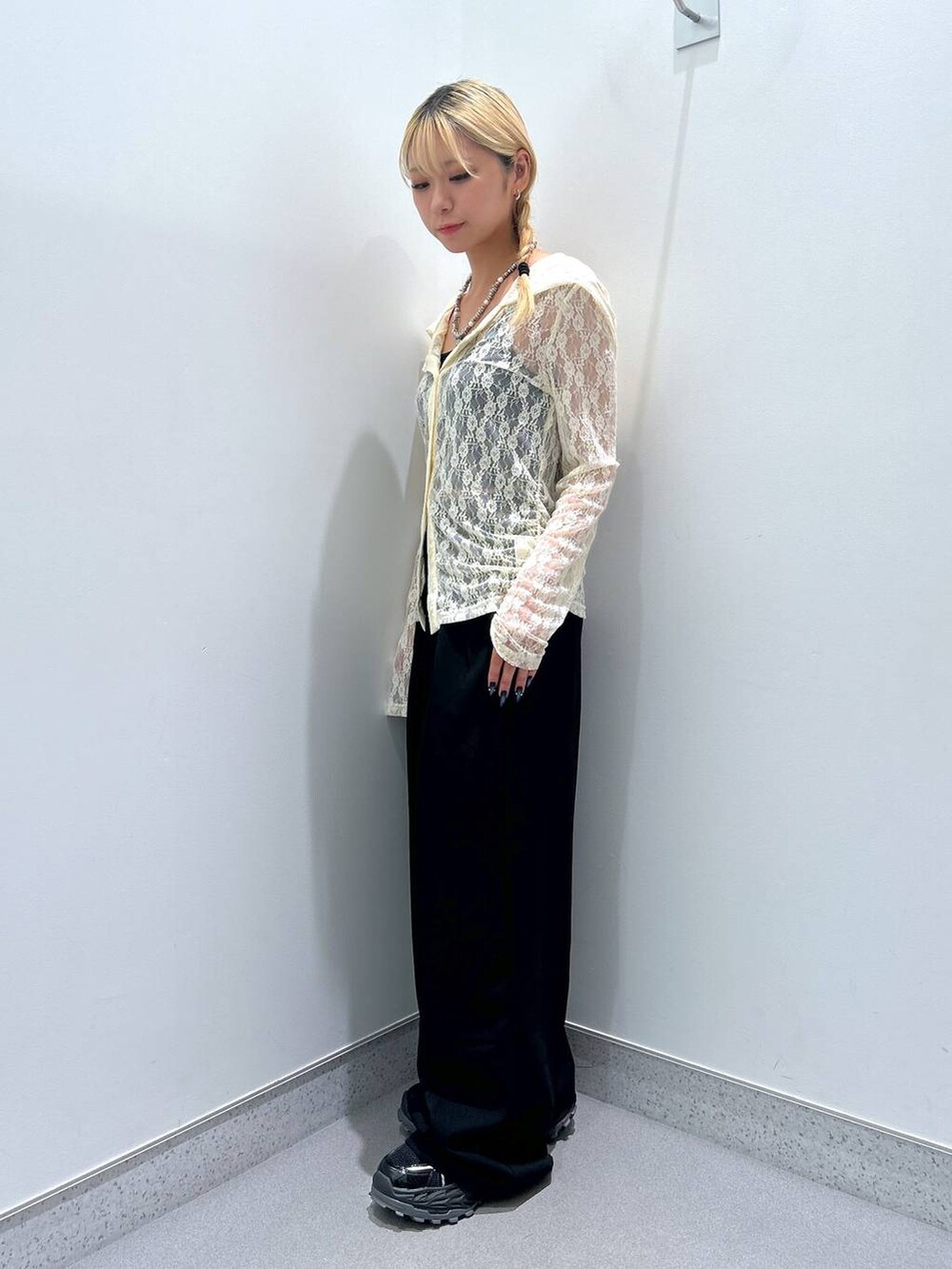 ベージュ系のTシャツ/カットソー、ブラック系のスラックスを着用したレディースの夏コーディネートの2枚目の写真