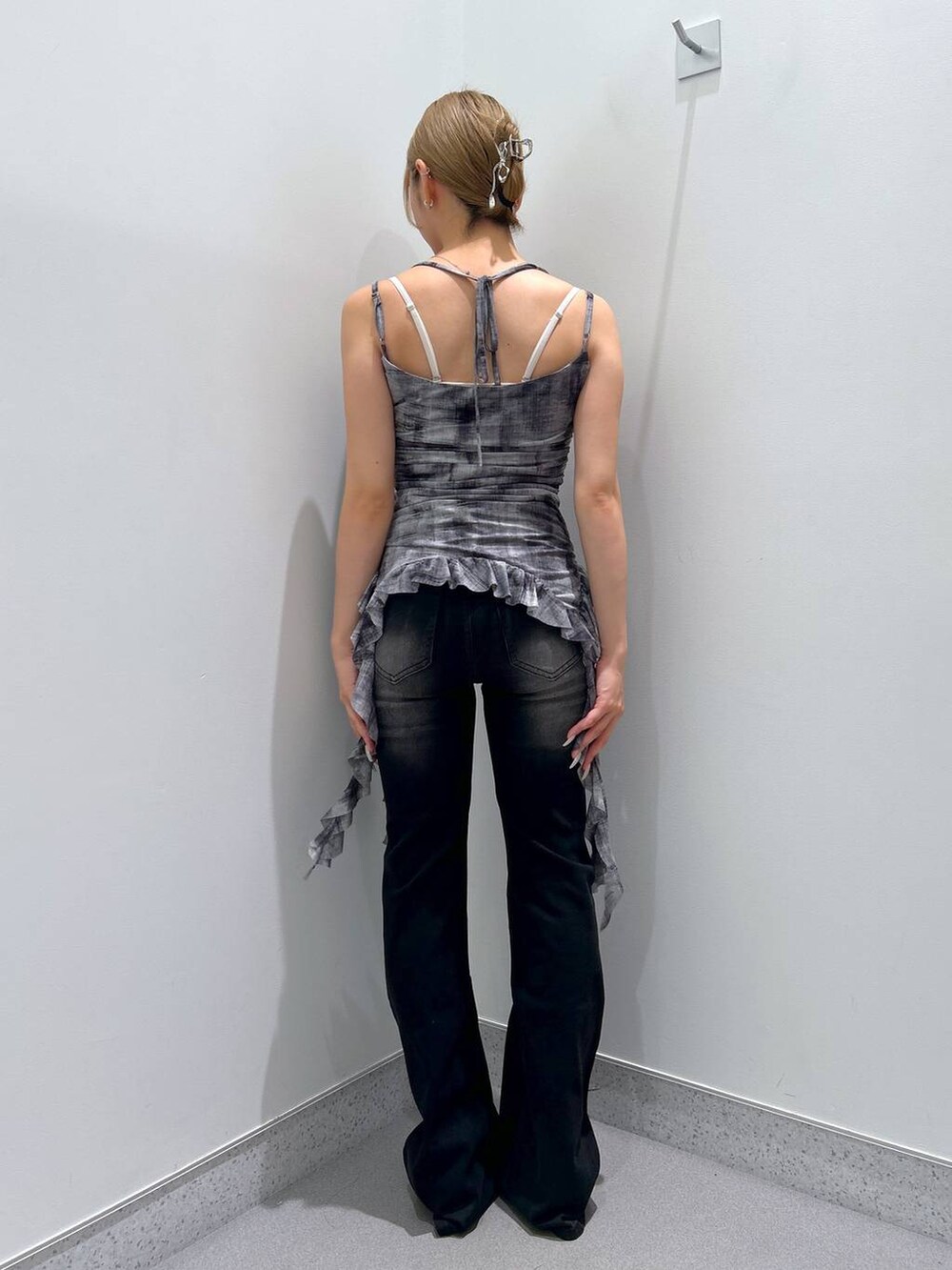 ブラック系のデニムパンツ、ブラウン系のその他シューズ、ブラック系のキャミソールを着用したレディースの夏コーディネートの3枚目の写真