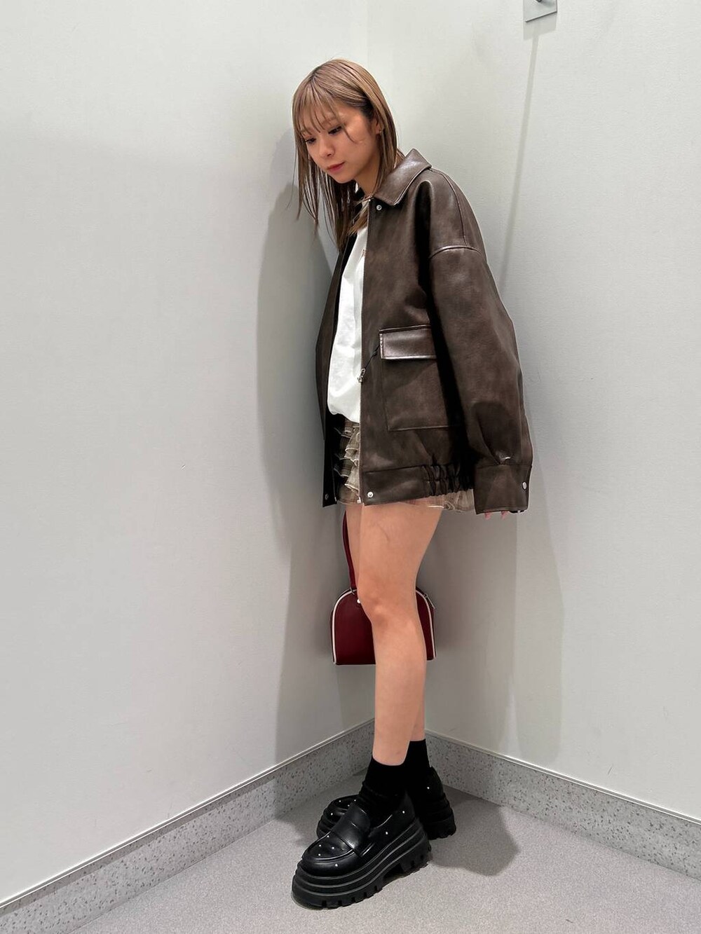 ブラウン系のその他パンツ、ブラック系のローファー、ブラウン系のブルゾンを着用したレディースの春コーディネートの2枚目の写真