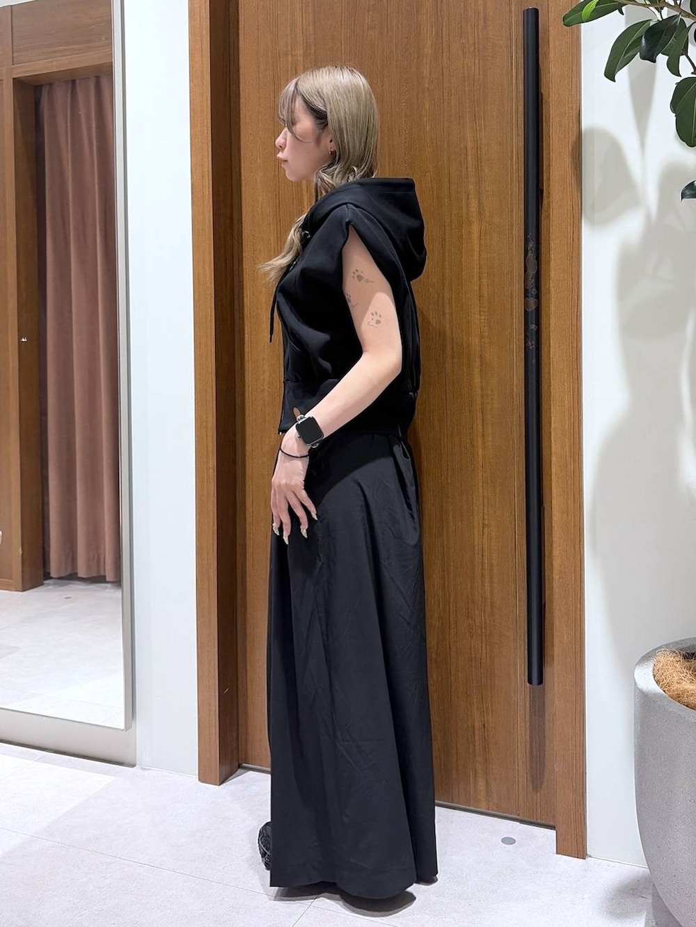 ブラック系のパーカー、ブラック系のその他パンツを着用したレディースの夏コーディネートの2枚目の写真