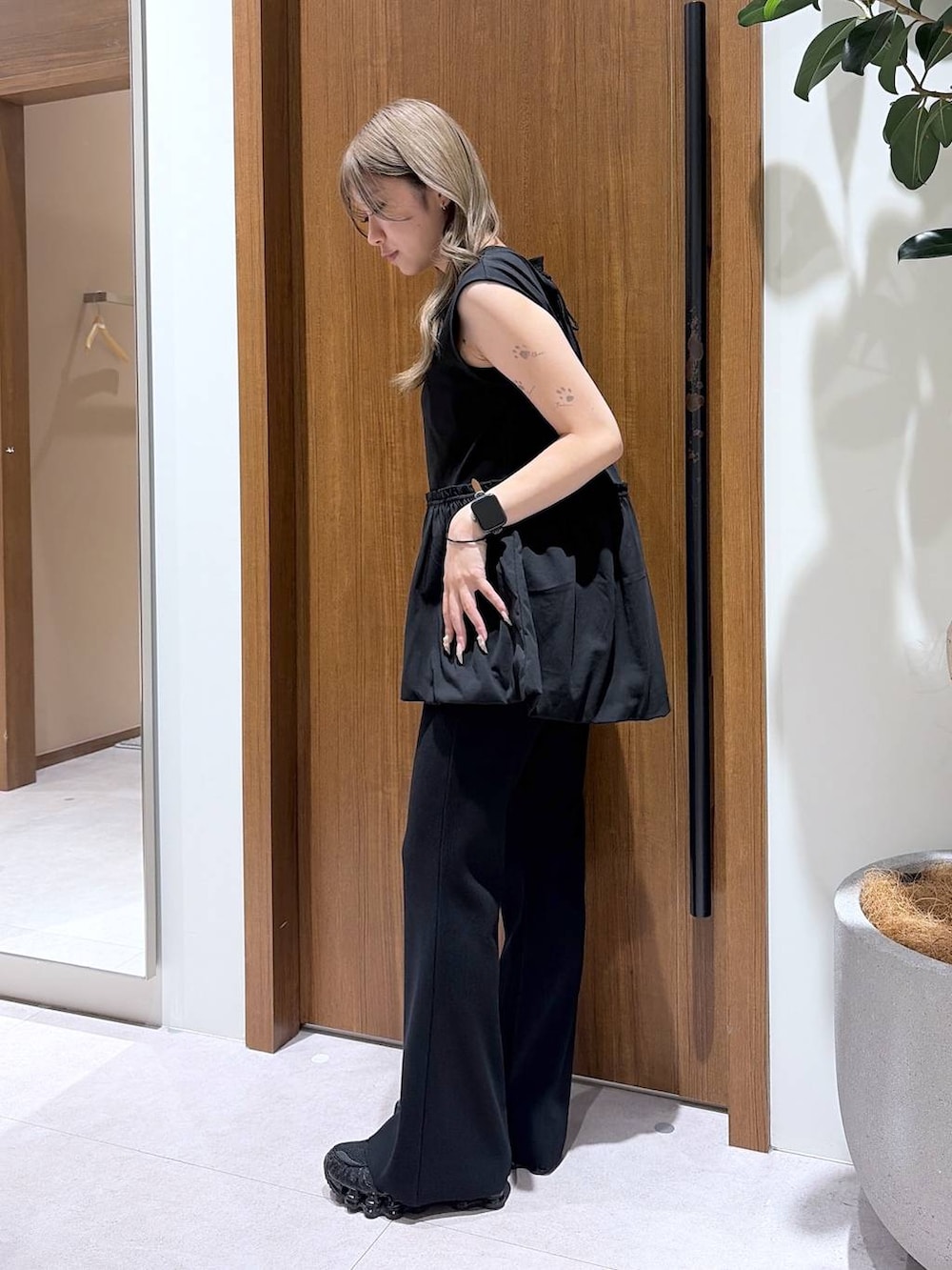 ブラック系のショルダーバッグ、ブラック系のその他パンツ、ブラック系のTシャツ/カットソーを着用したレディースの夏コーディネートの2枚目の写真