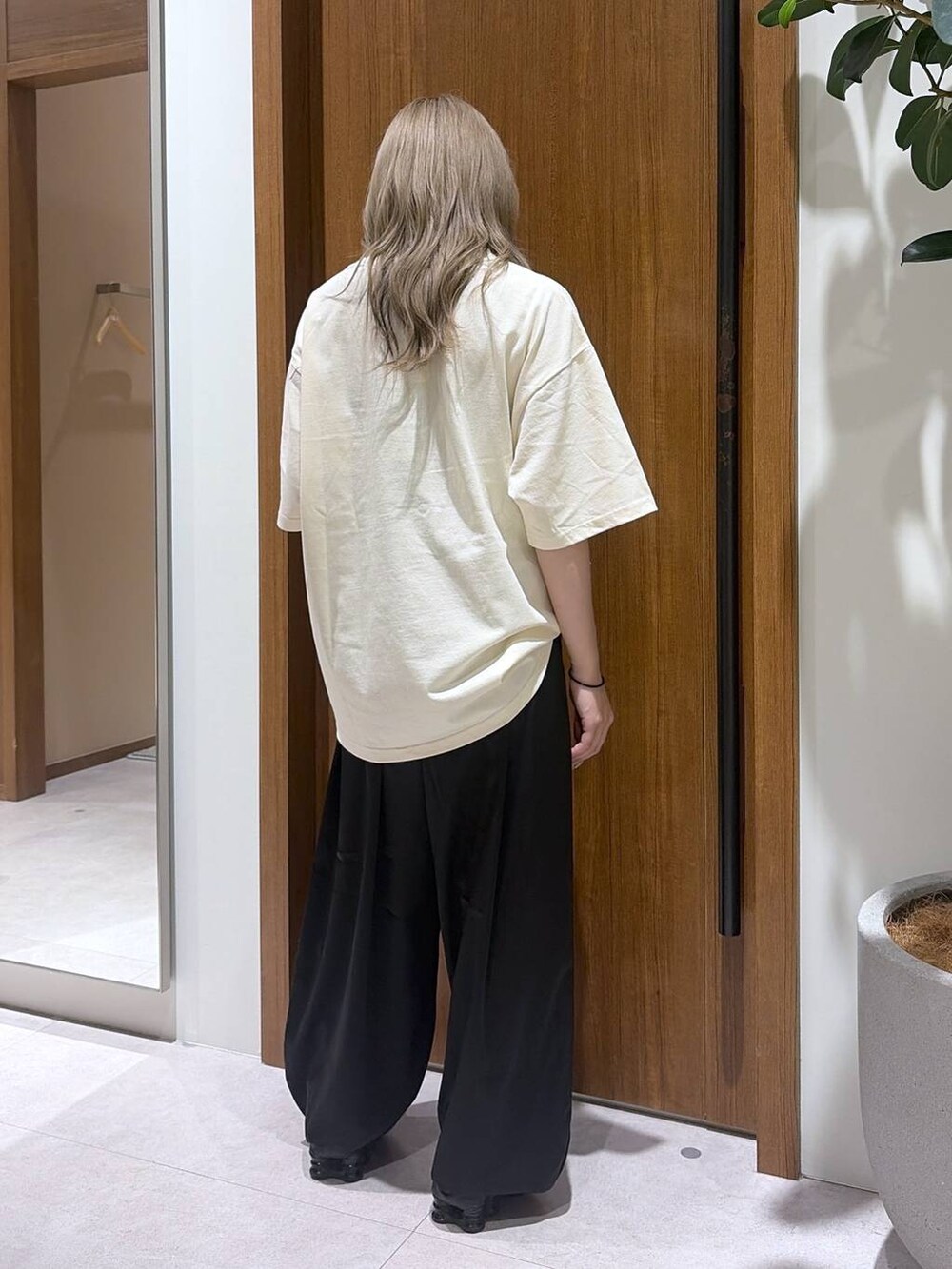 ブラック系のその他パンツ、ベージュ系のTシャツ/カットソーを着用したレディースの夏コーディネートの3枚目の写真