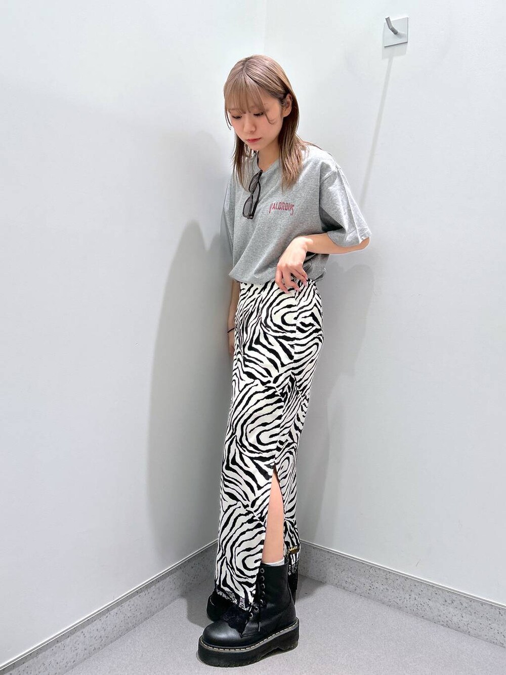 グレー系のTシャツ/カットソー、その他のスカート、グレー系のメガネを着用したレディースの春コーディネートの2枚目の写真