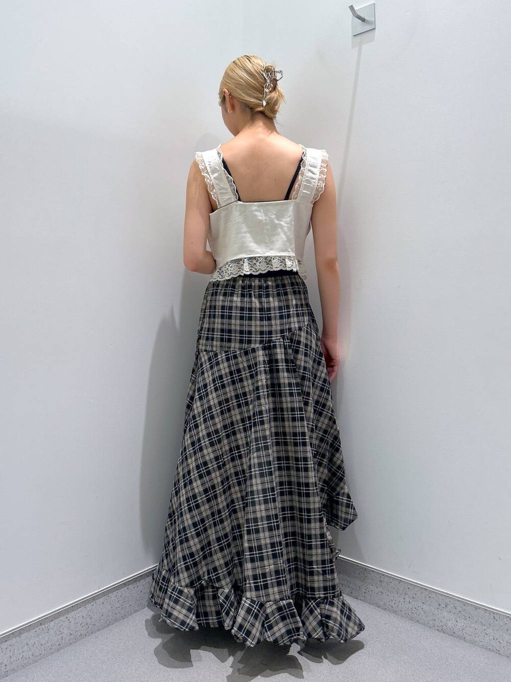 その他のスカート、ベージュ系のベストを着用したレディースの夏コーディネートの3枚目の写真