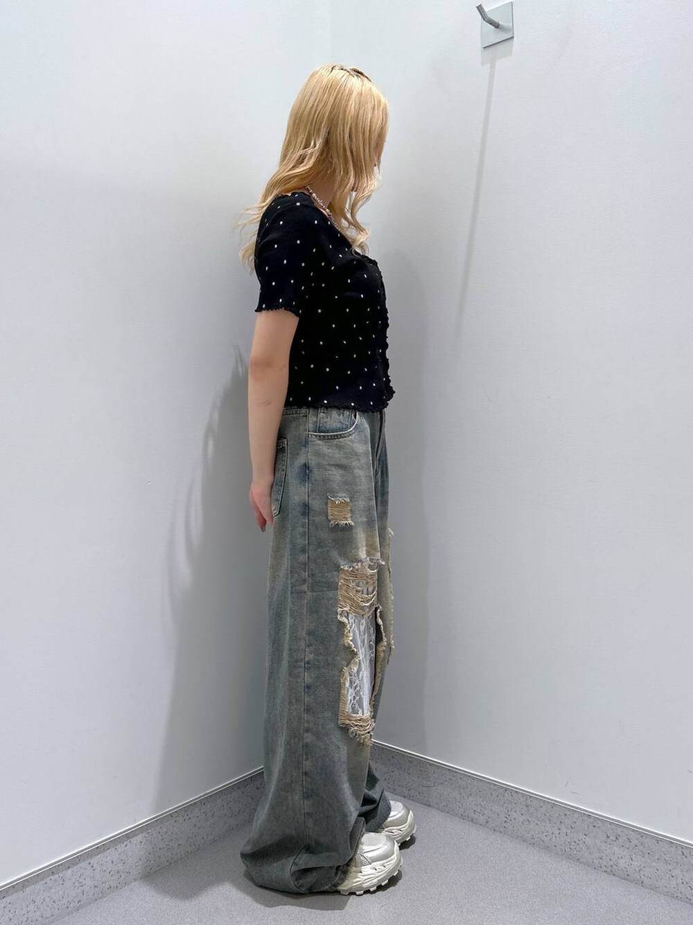 ブルー系のデニムパンツ、ブラック系のカーディガン/ボレロを着用したレディースの夏コーディネートの2枚目の写真