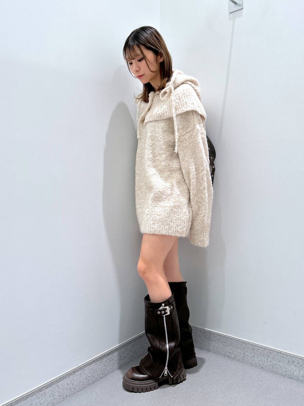 ベージュ系のその他パンツ、ブラウン系のブーツ、ベージュ系のニット/セーターを着用したレディースの冬コーディネートの2枚目の写真