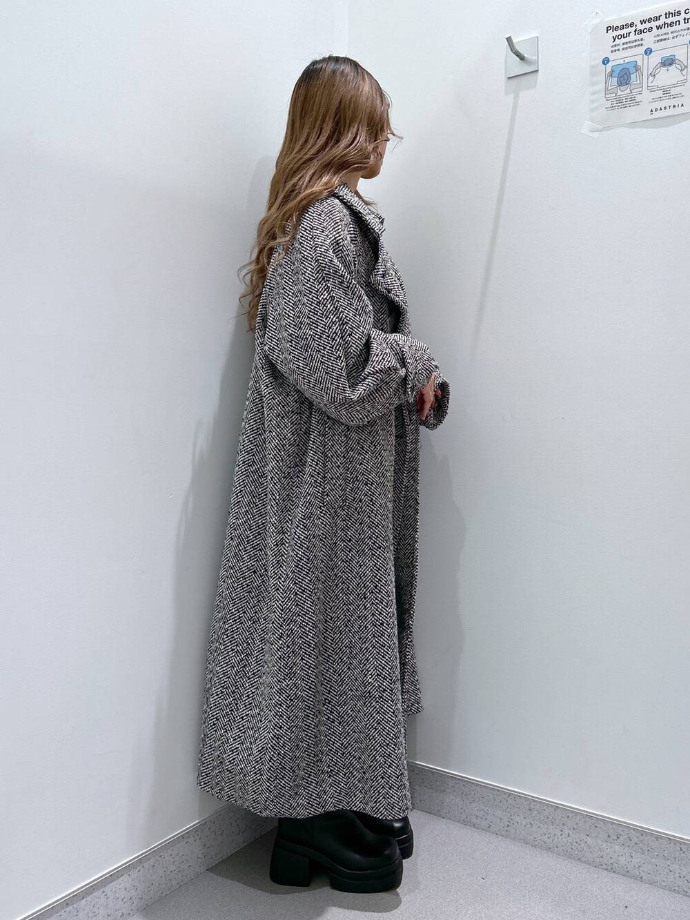 ホワイト系のその他パンツ、ブラック系のニット/セーター、ブラック系のブーツを着用したレディースの冬コーディネートの2枚目の写真