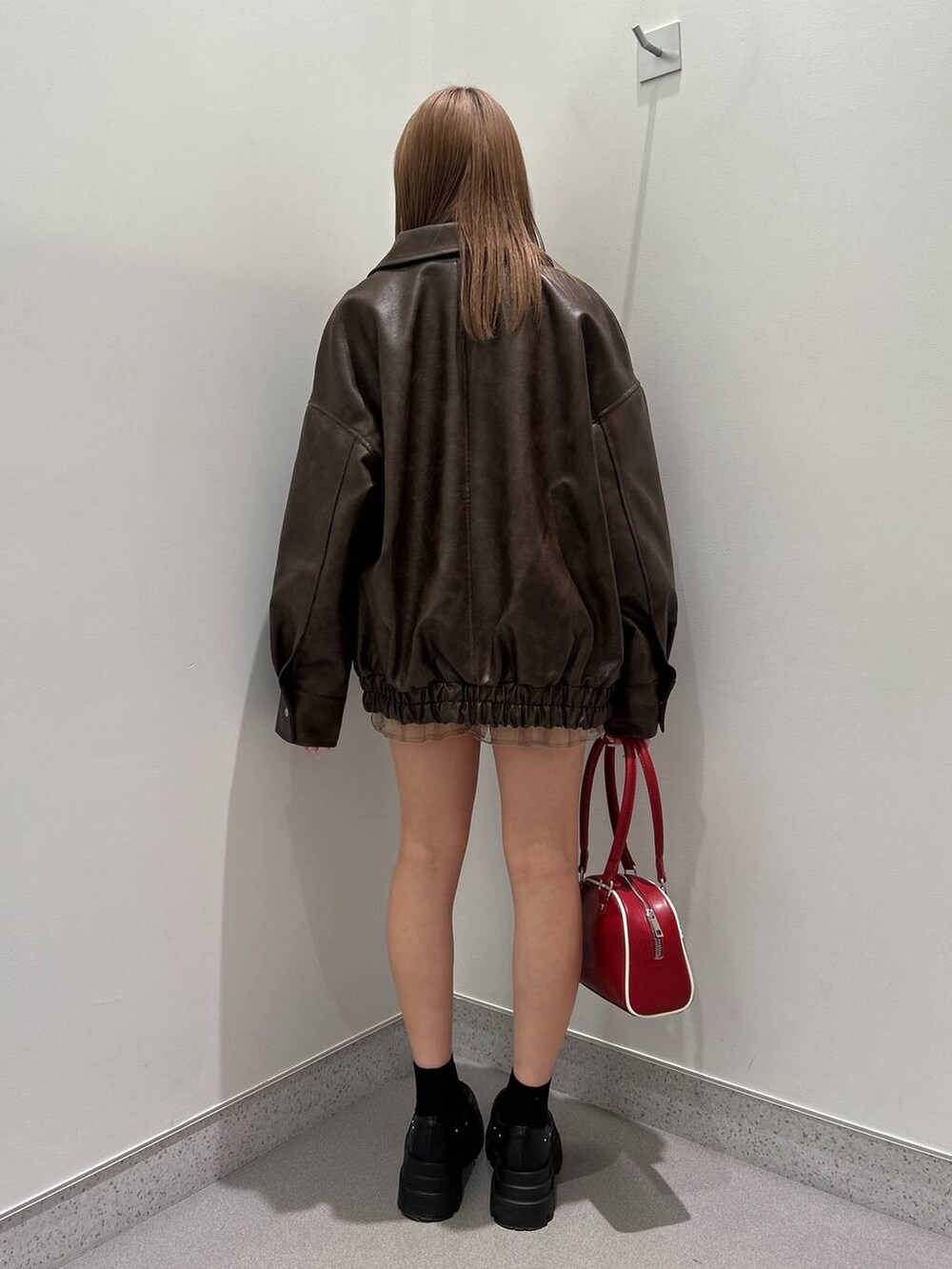 ブラウン系のその他パンツ、ブラック系のローファー、ブラウン系のブルゾンを着用したレディースの春コーディネートの3枚目の写真