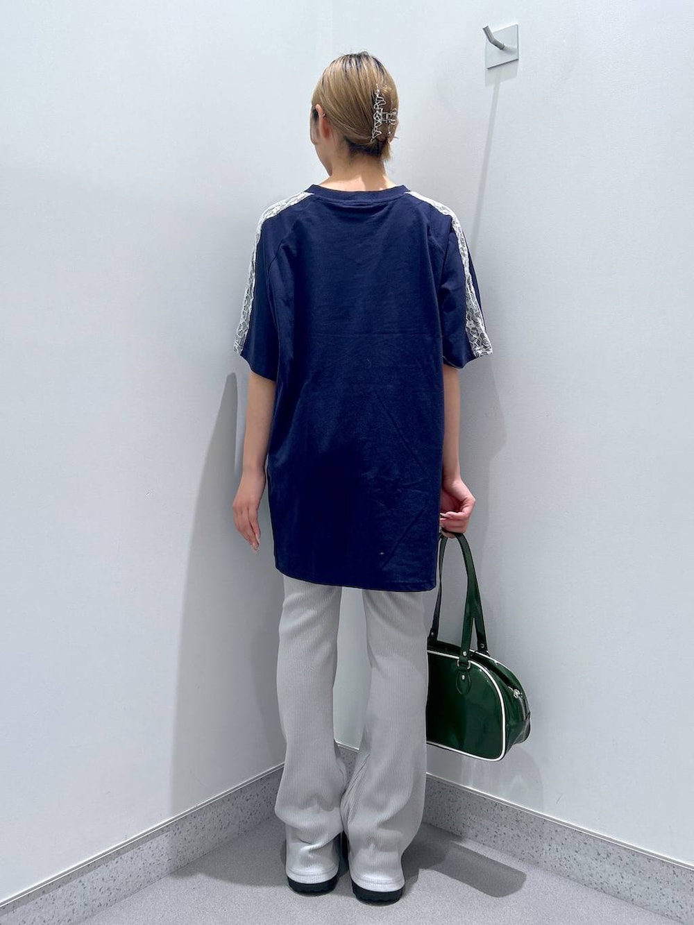 グレー系のその他パンツ、グリーン系のボストンバッグ、ブルー系のTシャツ/カットソーを着用したレディースの春コーディネートの3枚目の写真