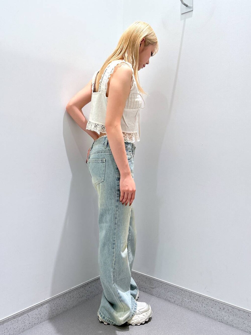 ベージュ系のベストを着用したレディースの夏コーディネートの2枚目の写真