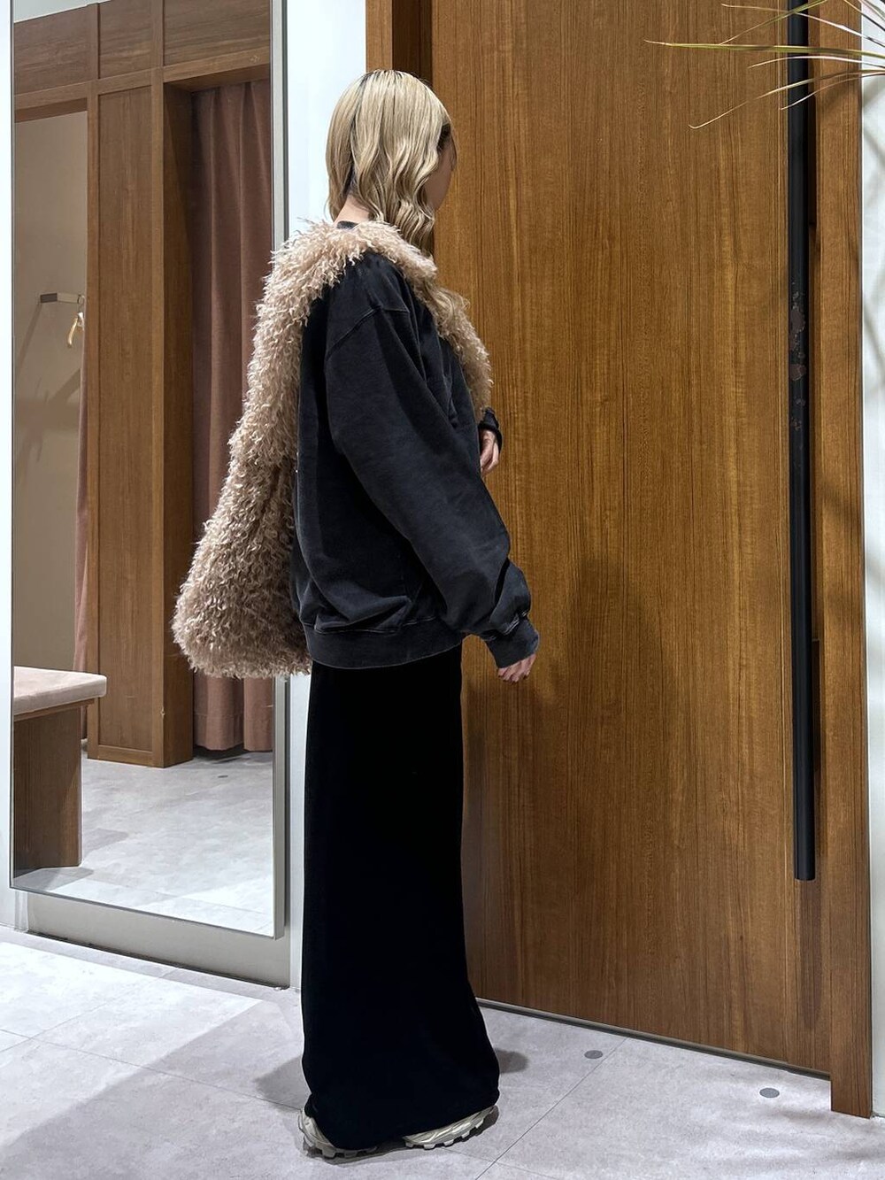 ブラック系のその他パンツ、ブラウン系のショルダーバッグ、グレー系のTシャツ/カットソーを着用したレディースの秋コーディネートの2枚目の写真