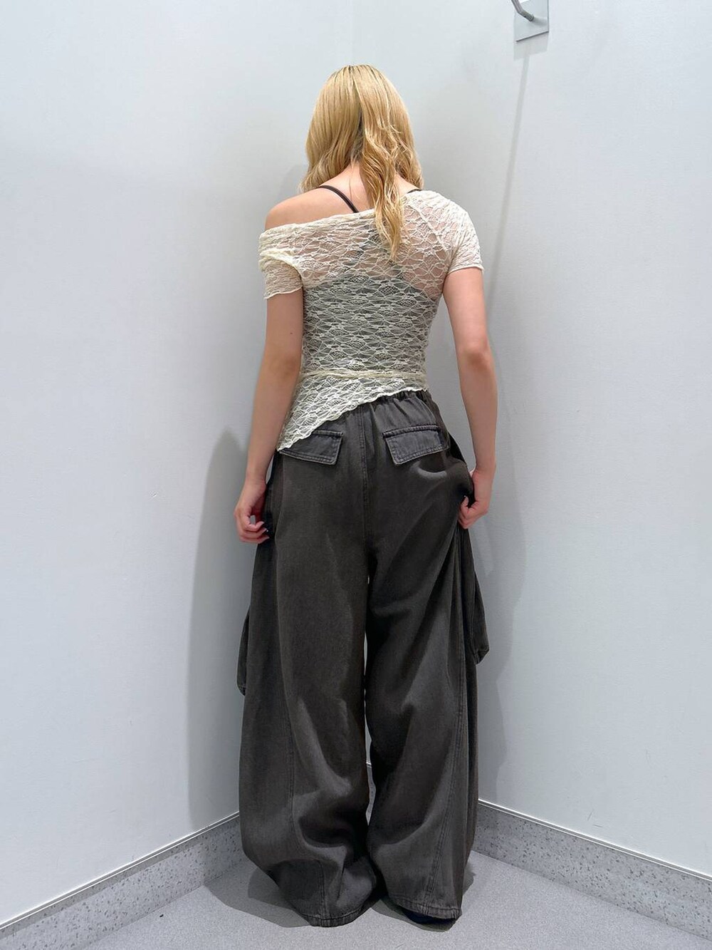 ブラック系のカーゴパンツ、ベージュ系のTシャツ/カットソーを着用したレディースの夏コーディネートの3枚目の写真