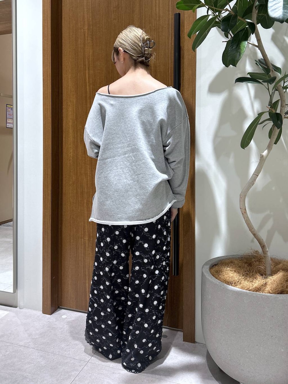 グレー系のスウェット、ブラック系のその他パンツを着用したレディースの春コーディネートの3枚目の写真