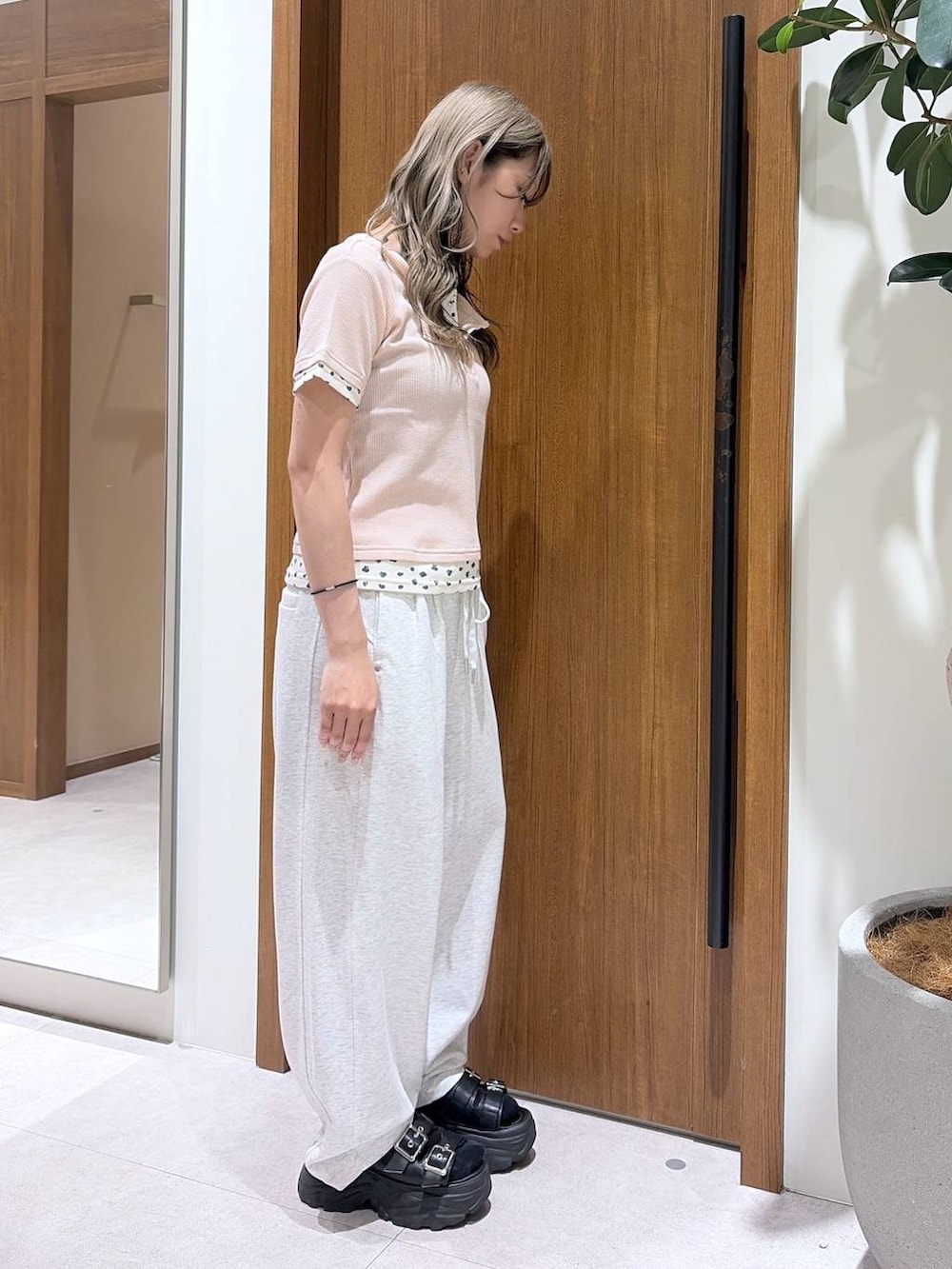 ベージュ系のスウェットパンツ、ピンク系のTシャツ/カットソーを着用したレディースの夏コーディネートの2枚目の写真