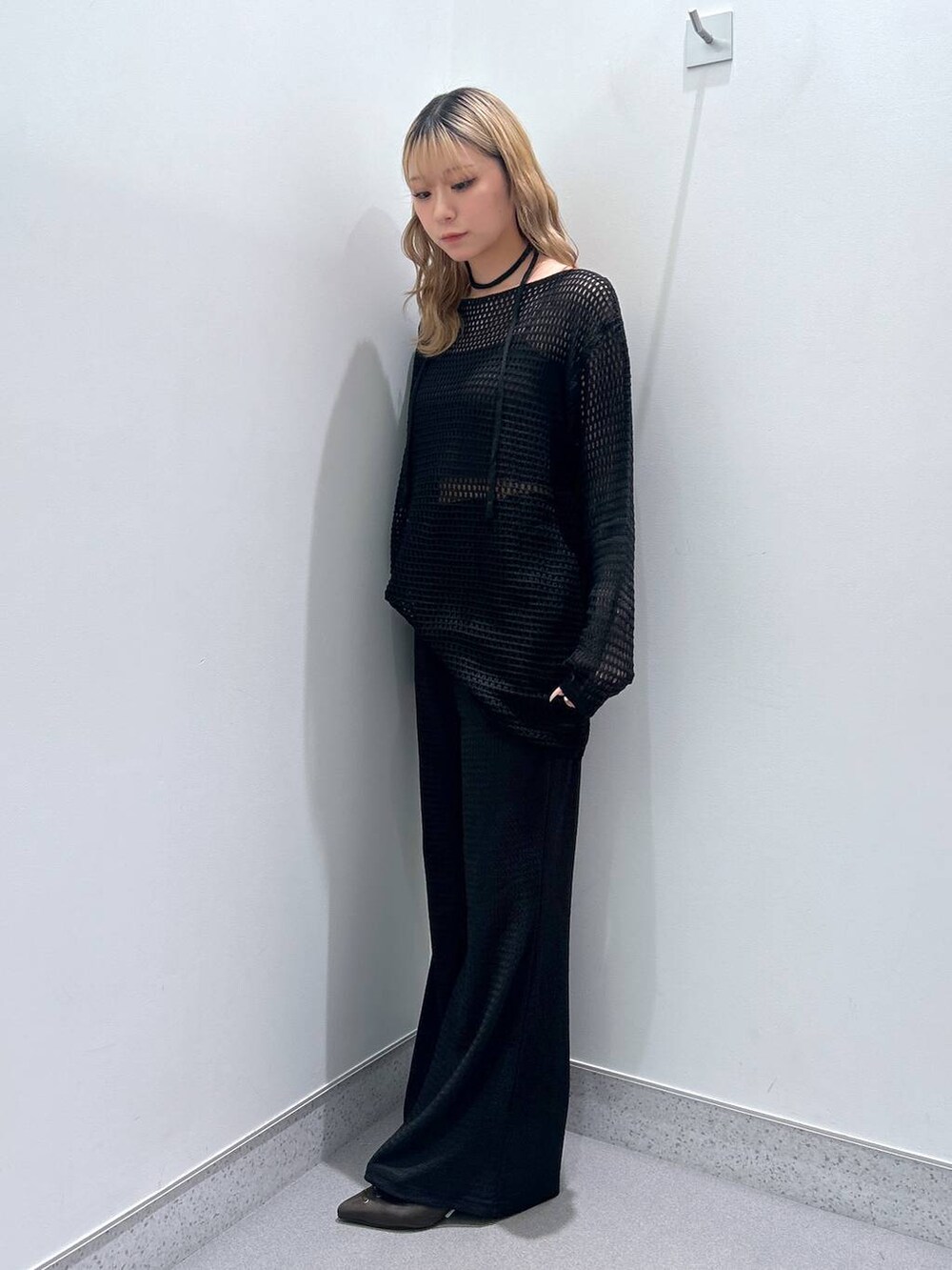 ブラック系のキャミソール、ブラウン系のその他シューズ、ブラック系のその他パンツを着用したレディースの春コーディネートの2枚目の写真