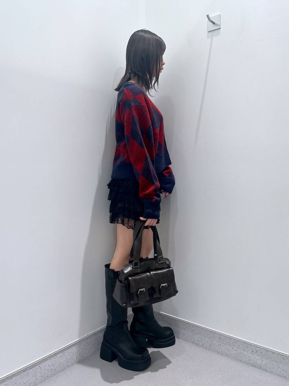 ブラウン系のショルダーバッグ、ブラック系のその他パンツ、ブラック系のブーツを着用したレディースの秋コーディネートの2枚目の写真