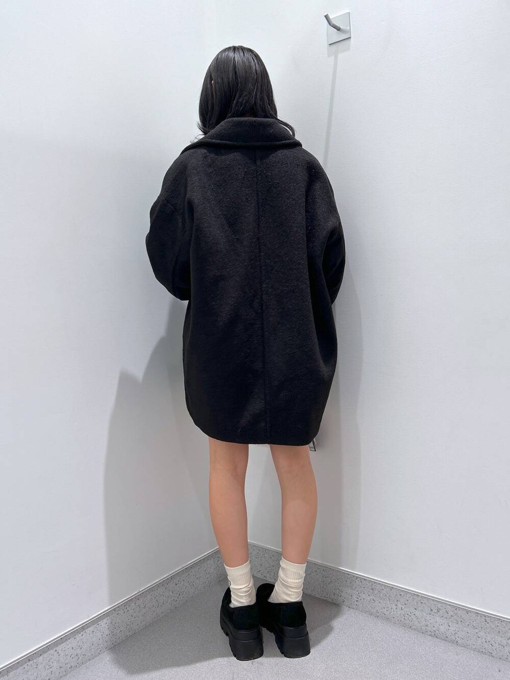 ブラック系のピーコート、ブラック系のローファー、ブラック系のその他パンツを着用したレディースの秋コーディネートの3枚目の写真