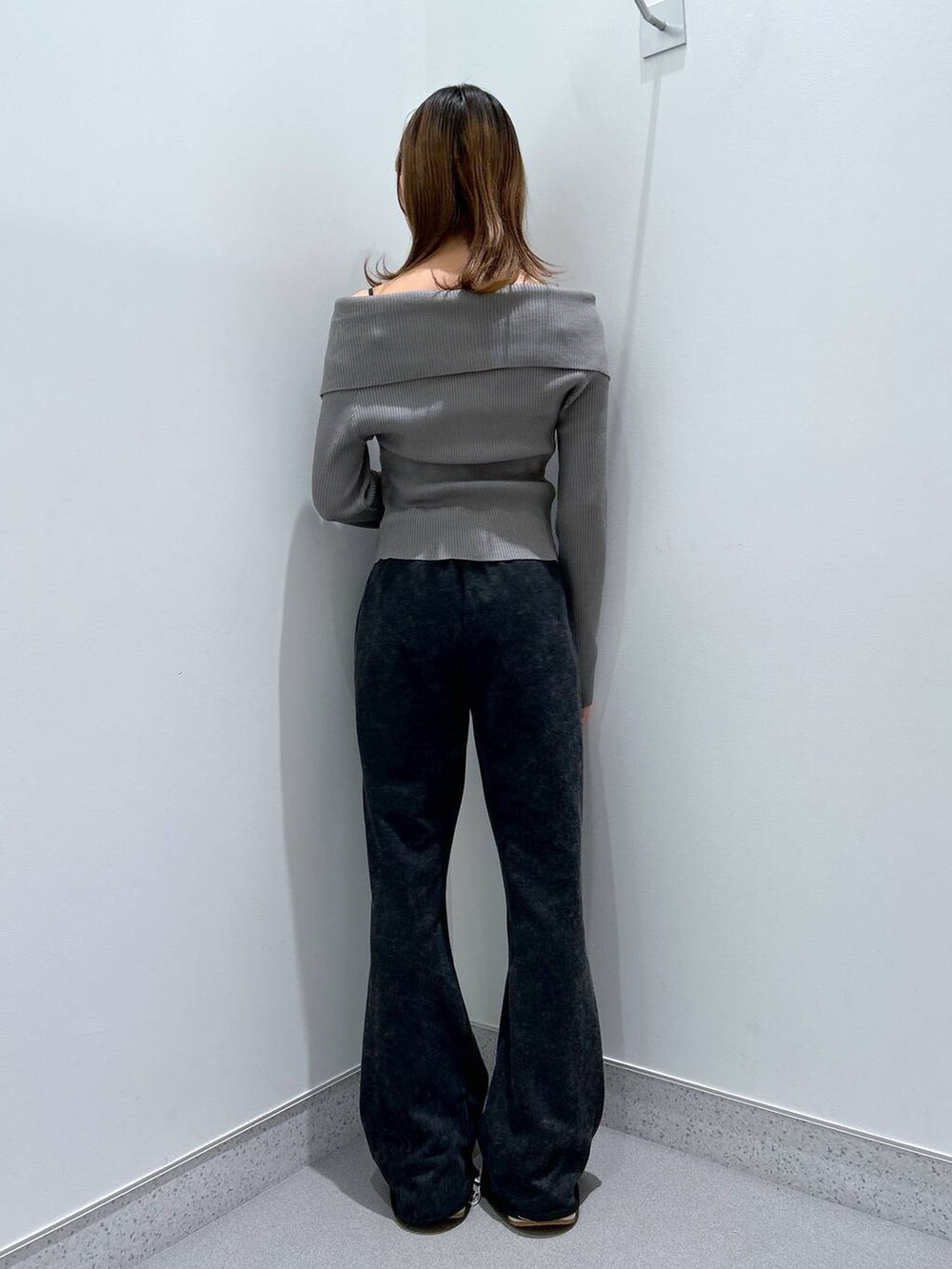 ベージュ系のカーディガン/ボレロ、ブラック系のスウェットパンツを着用したレディースの冬コーディネートの3枚目の写真