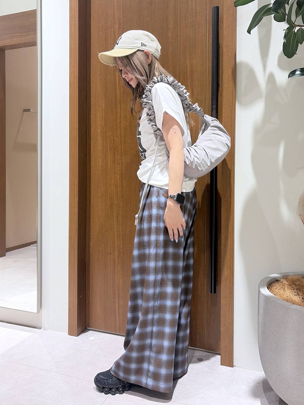 ホワイト系のTシャツ/カットソー、ブルー系のその他パンツ、グレー系のショルダーバッグを着用したレディースの夏コーディネートの2枚目の写真