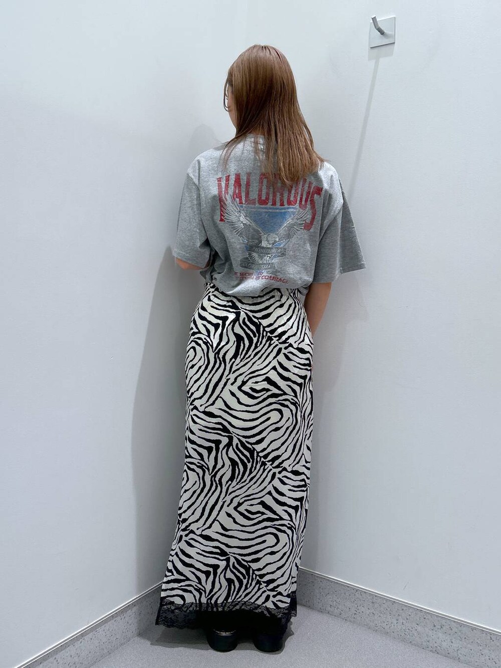 グレー系のTシャツ/カットソー、その他のスカート、グレー系のメガネを着用したレディースの春コーディネートの3枚目の写真