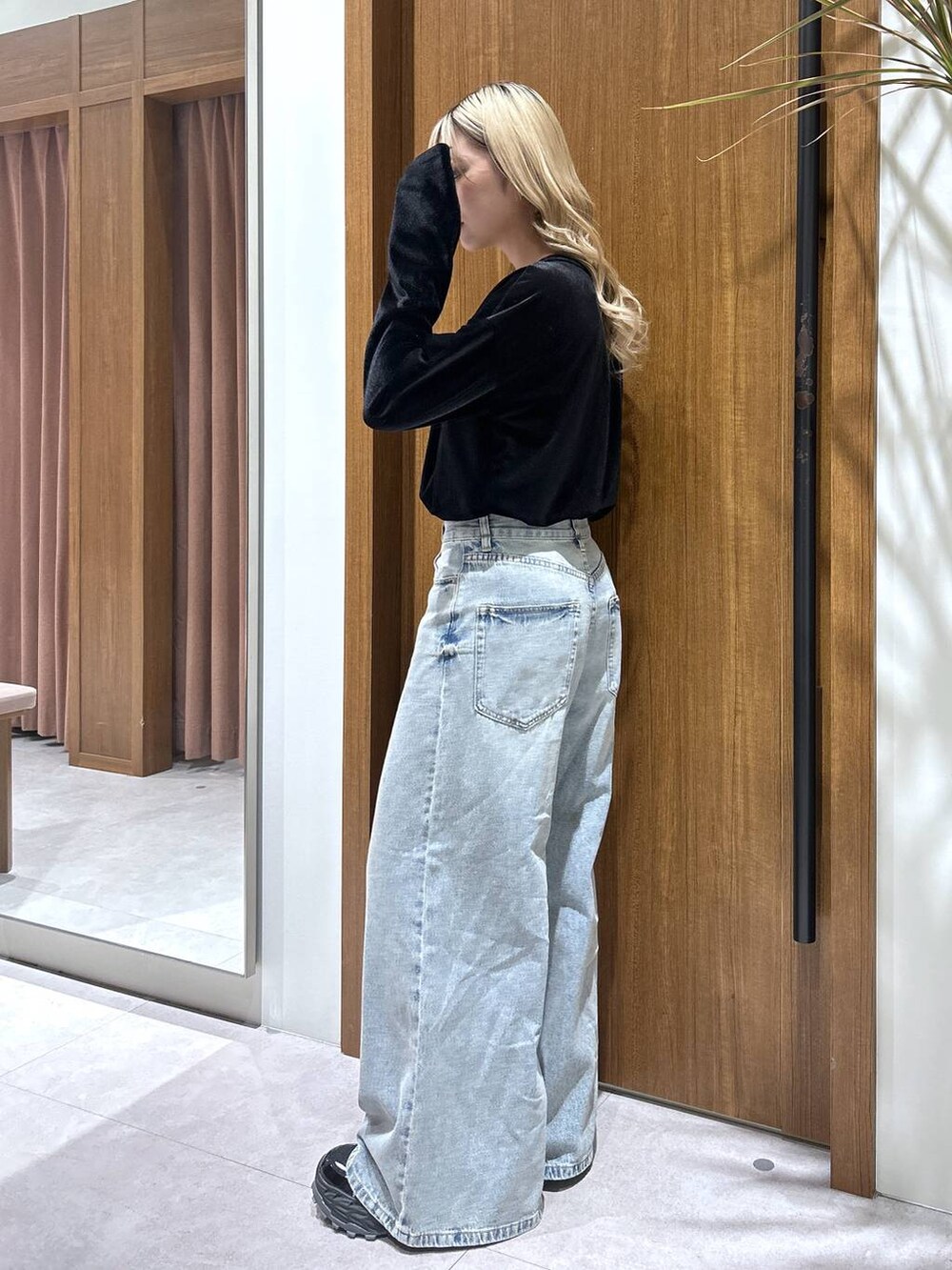 ブルー系のデニムパンツ、ブラック系のTシャツ/カットソーを着用したレディースの秋コーディネートの2枚目の写真