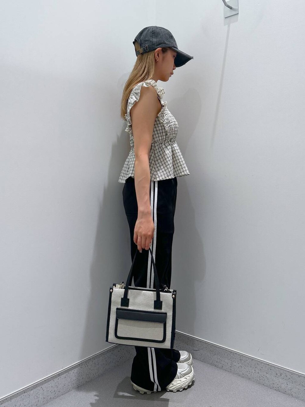 ブラック系のその他パンツ、その他のTシャツ/カットソー、ブラック系のキャップを着用したレディースの夏コーディネートの2枚目の写真