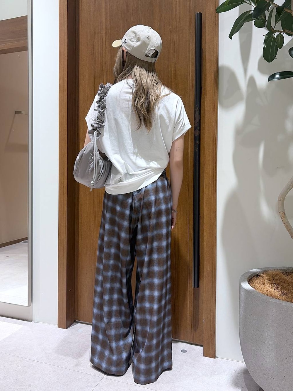 ホワイト系のTシャツ/カットソー、ブルー系のその他パンツ、グレー系のショルダーバッグを着用したレディースの夏コーディネートの3枚目の写真