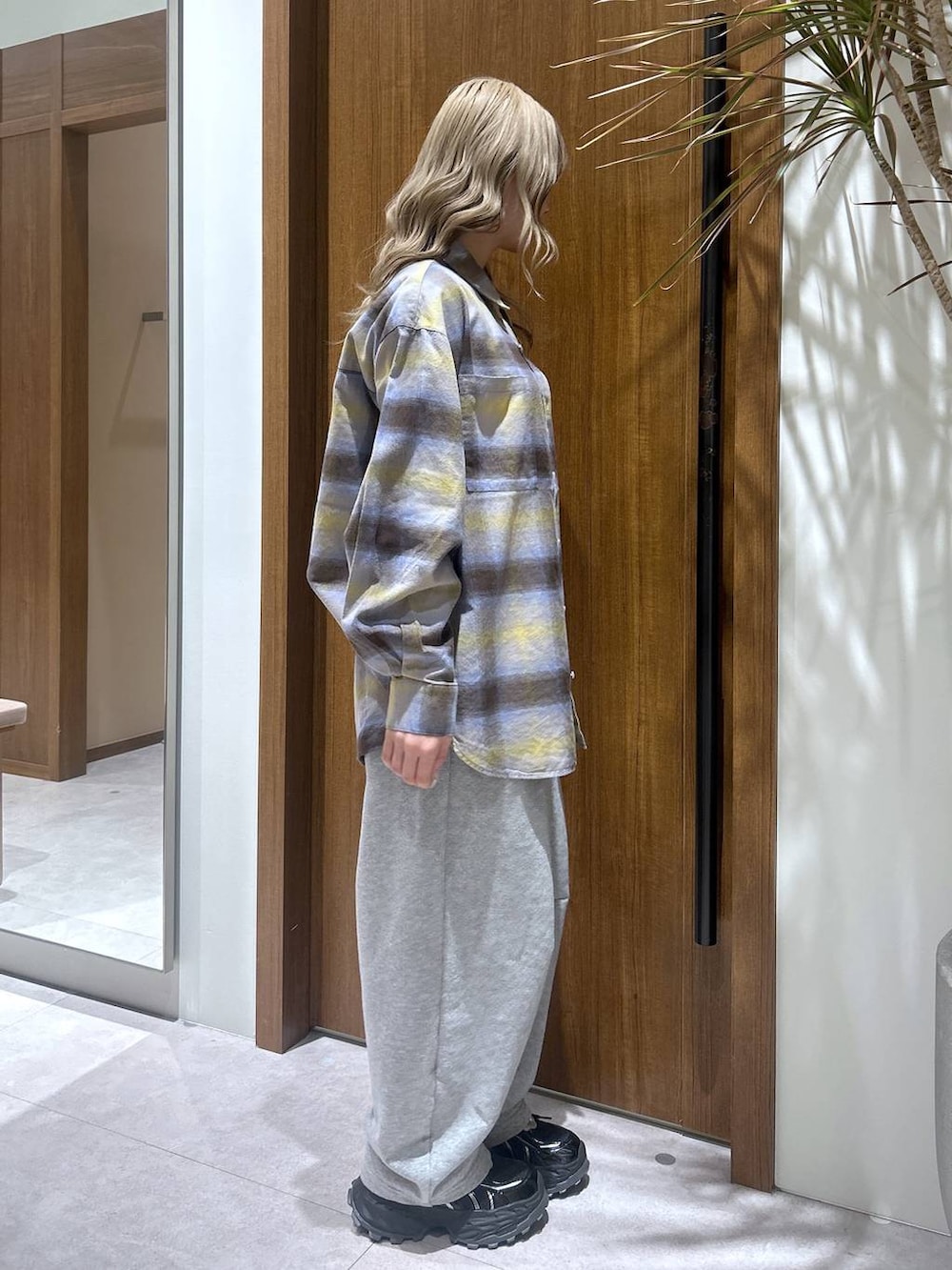 イエロー系のシャツ/ブラウス、グレー系のその他パンツを着用したレディースの冬コーディネートの2枚目の写真