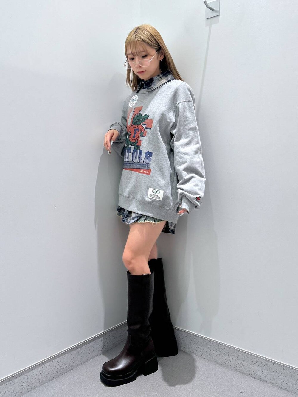 ブラウン系のブーツ、ブルー系のデニムスカート、ブルー系のシャツ/ブラウスを着用したレディースの冬コーディネートの2枚目の写真