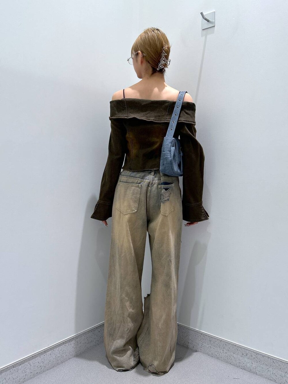 ブラック系のブーツ、ブルー系のデニムパンツ、ブラック系のその他トップスを着用したレディースの冬コーディネートの3枚目の写真