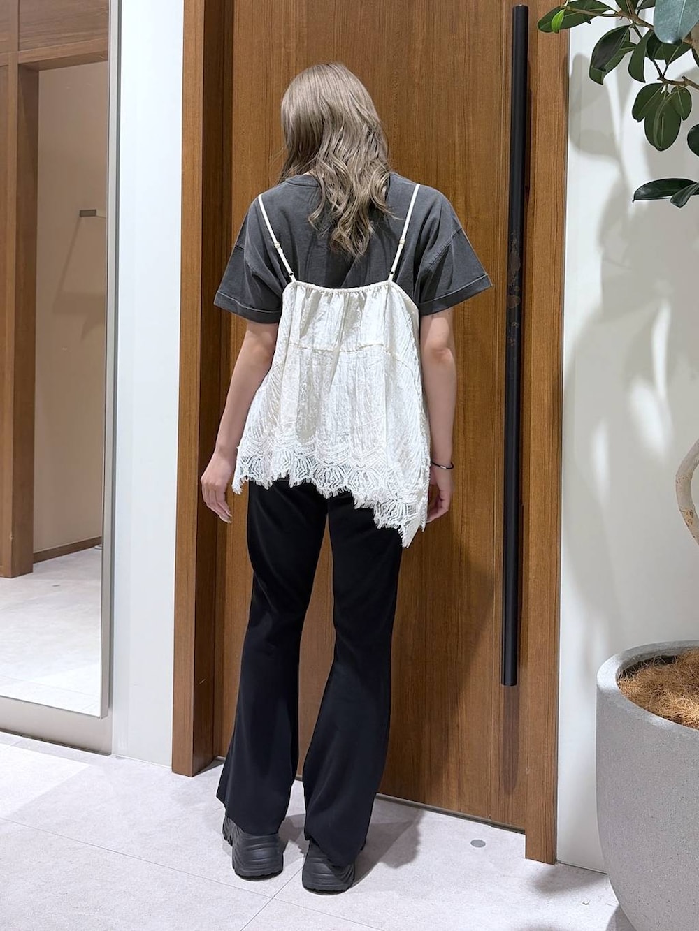 グレー系のTシャツ/カットソー、ブラック系のその他パンツ、ホワイト系のキャミソールを着用したレディースの夏コーディネートの3枚目の写真