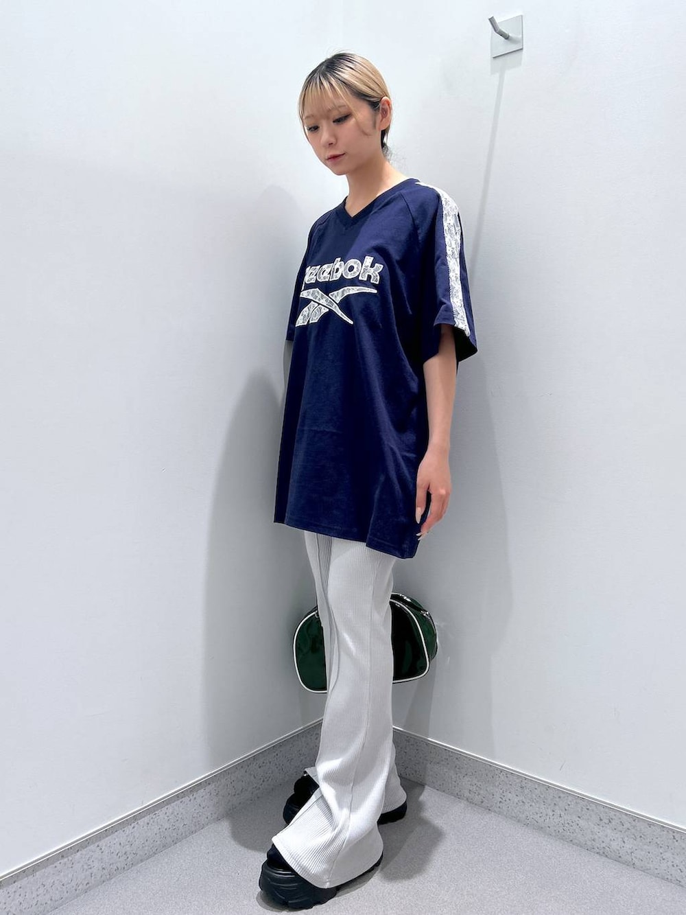 グレー系のその他パンツ、グリーン系のボストンバッグ、ブルー系のTシャツ/カットソーを着用したレディースの春コーディネートの2枚目の写真