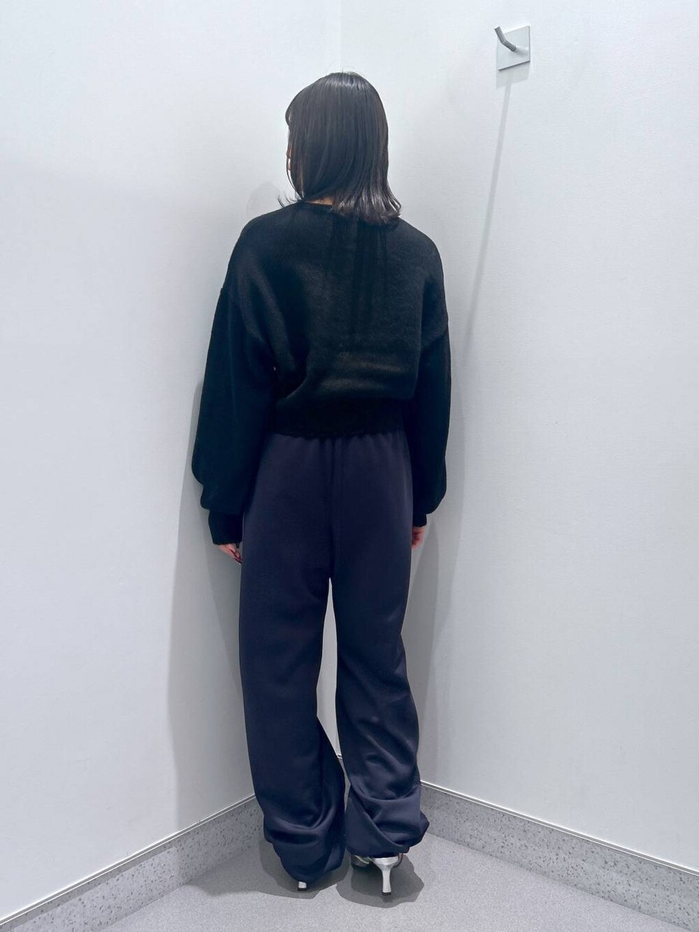 シルバー系のパンプス、ブルー系のその他パンツ、ブラック系のニット/セーターを着用したレディースの秋コーディネートの3枚目の写真