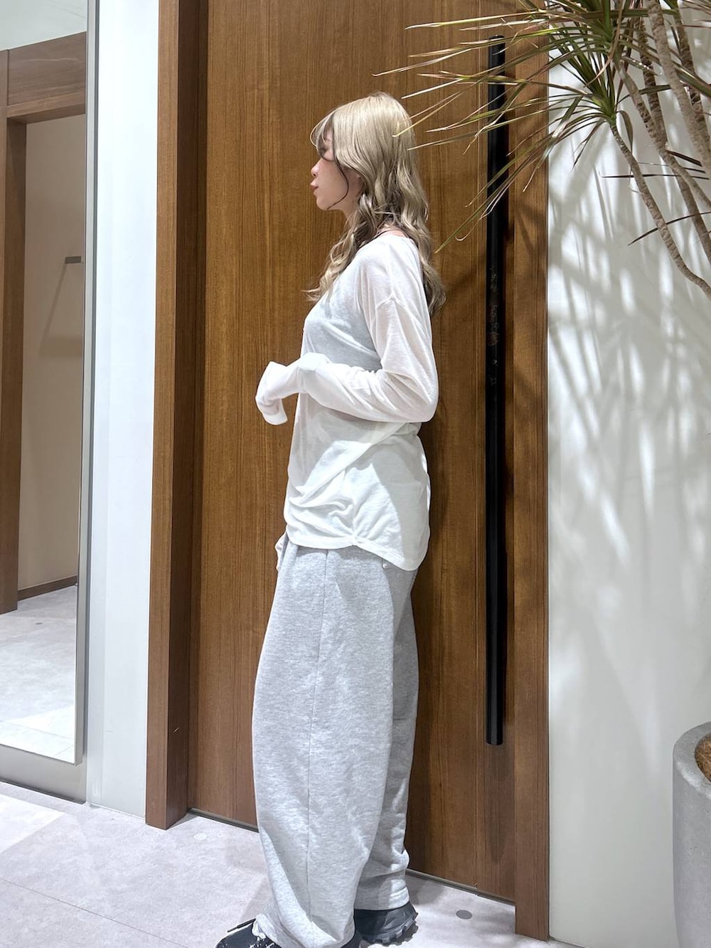 ブラック系のキャミソール、グレー系のその他パンツ、ホワイト系のTシャツ/カットソーを着用したレディースの冬コーディネートの2枚目の写真